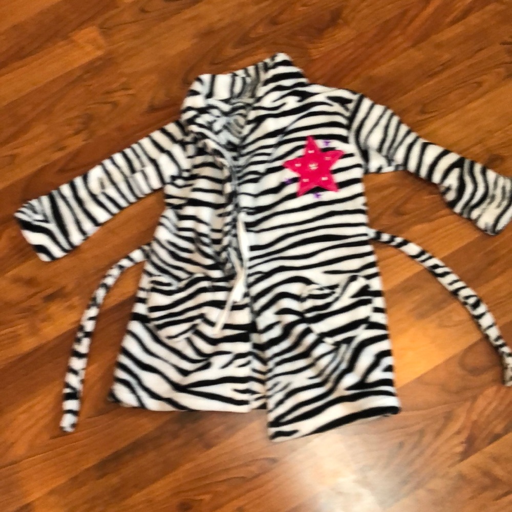 Girls size 4T Zebra striped bathrobe. 2 heart pockets. Tie closures. Has a star